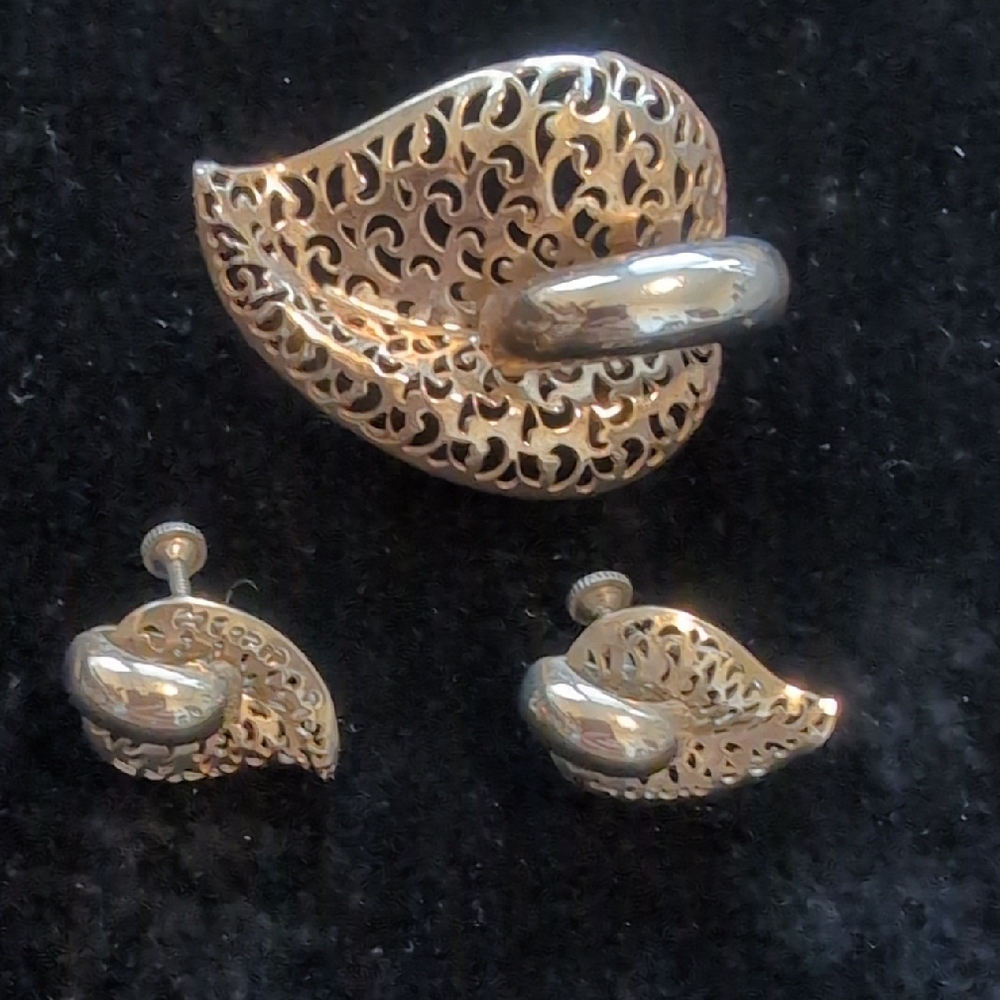 Elegant Gold Filigree Jewelry Set